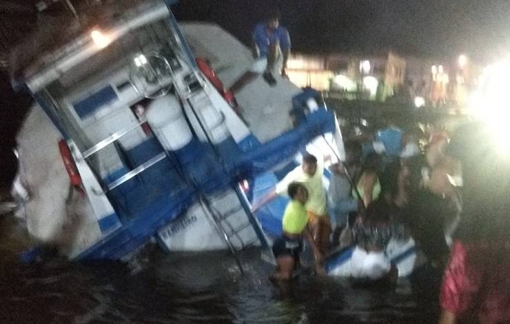 Embarcação naufraga e passageiros são resgatados no cais de Valença; veja vídeo