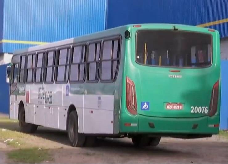 Três ônibus são alvos de assaltantes no início da manhã desta terça-feira, em Salvador