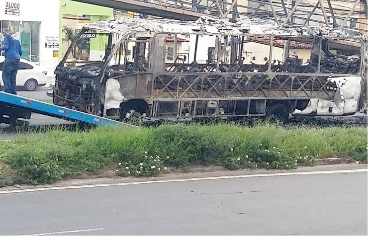 Ônibus é incendiado na BA-526; ato teria acontecido após mulher ser atropelada