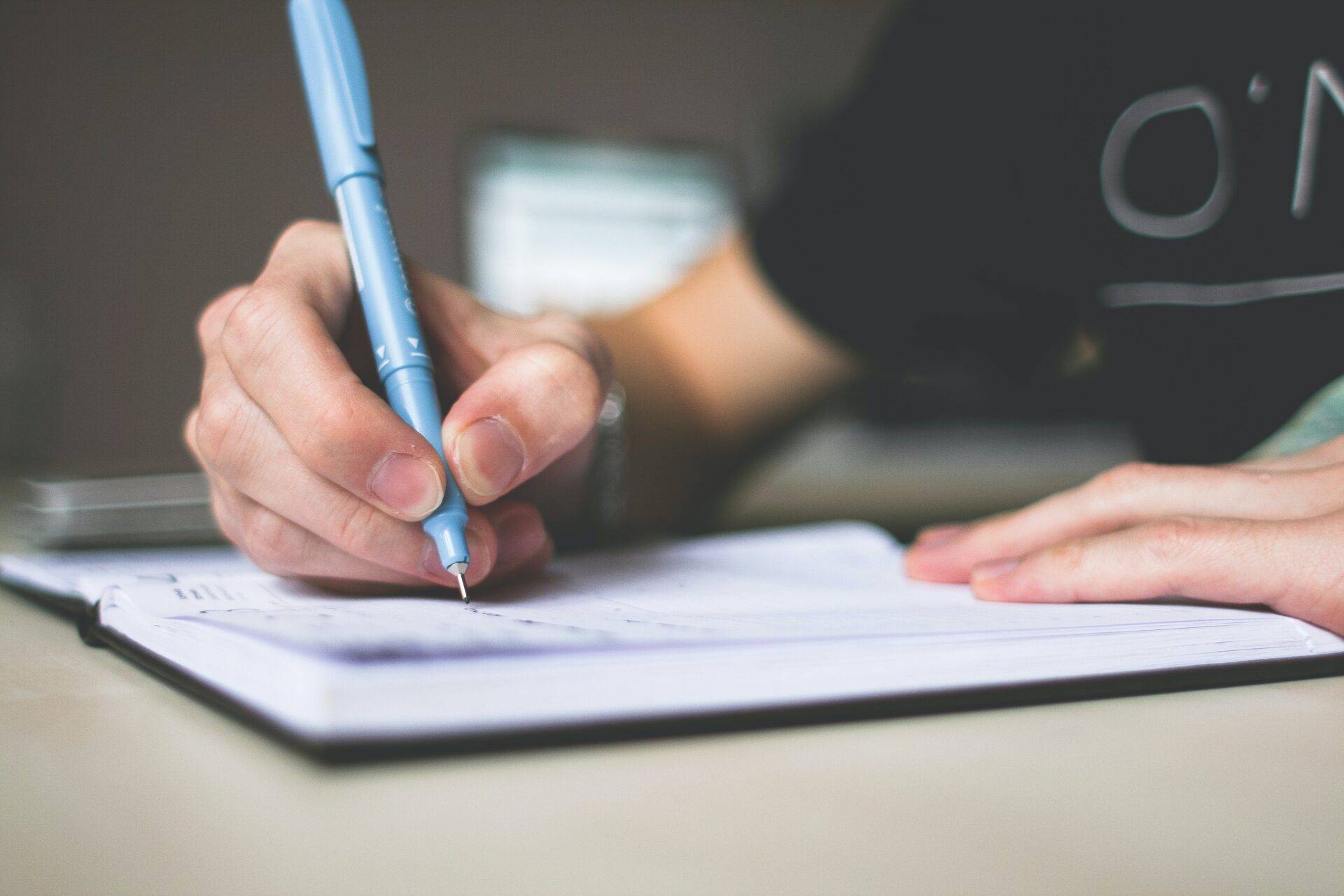 Inscrições de concurso para Escritores Escolares estão abertas; vencedores podem ganhar tablets, notebooks e livros