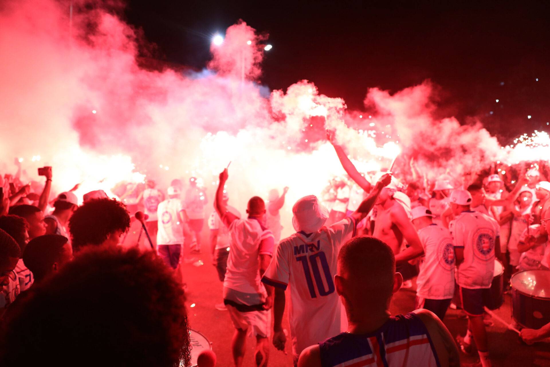 Antes de partida na Copa do Brasil, Bahia é recepcionado com "corredor tricolor" da torcida