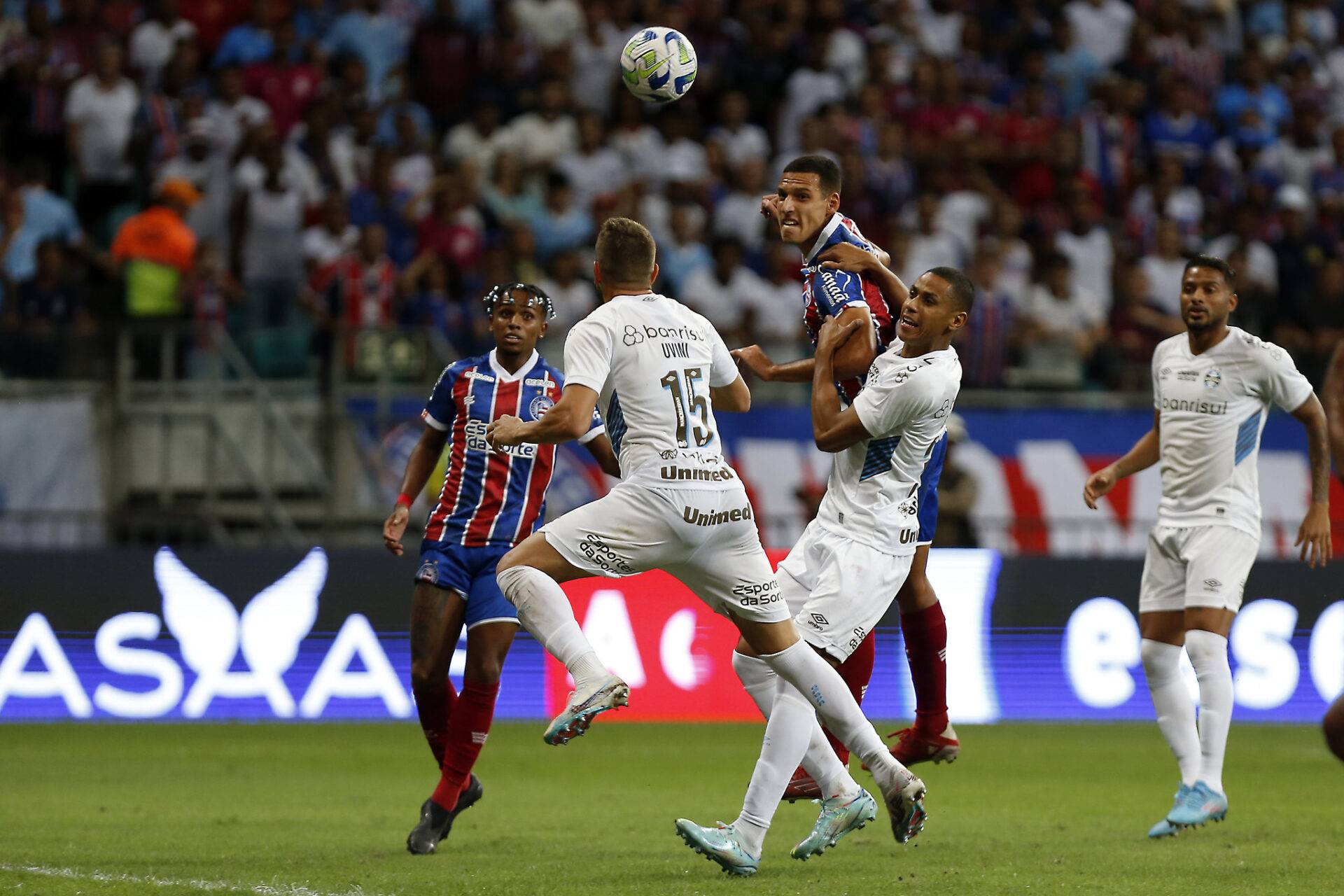 Com gol do Grêmio nos acréscimos, Bahia fica no empate e frustra torcida na Fonte Nova