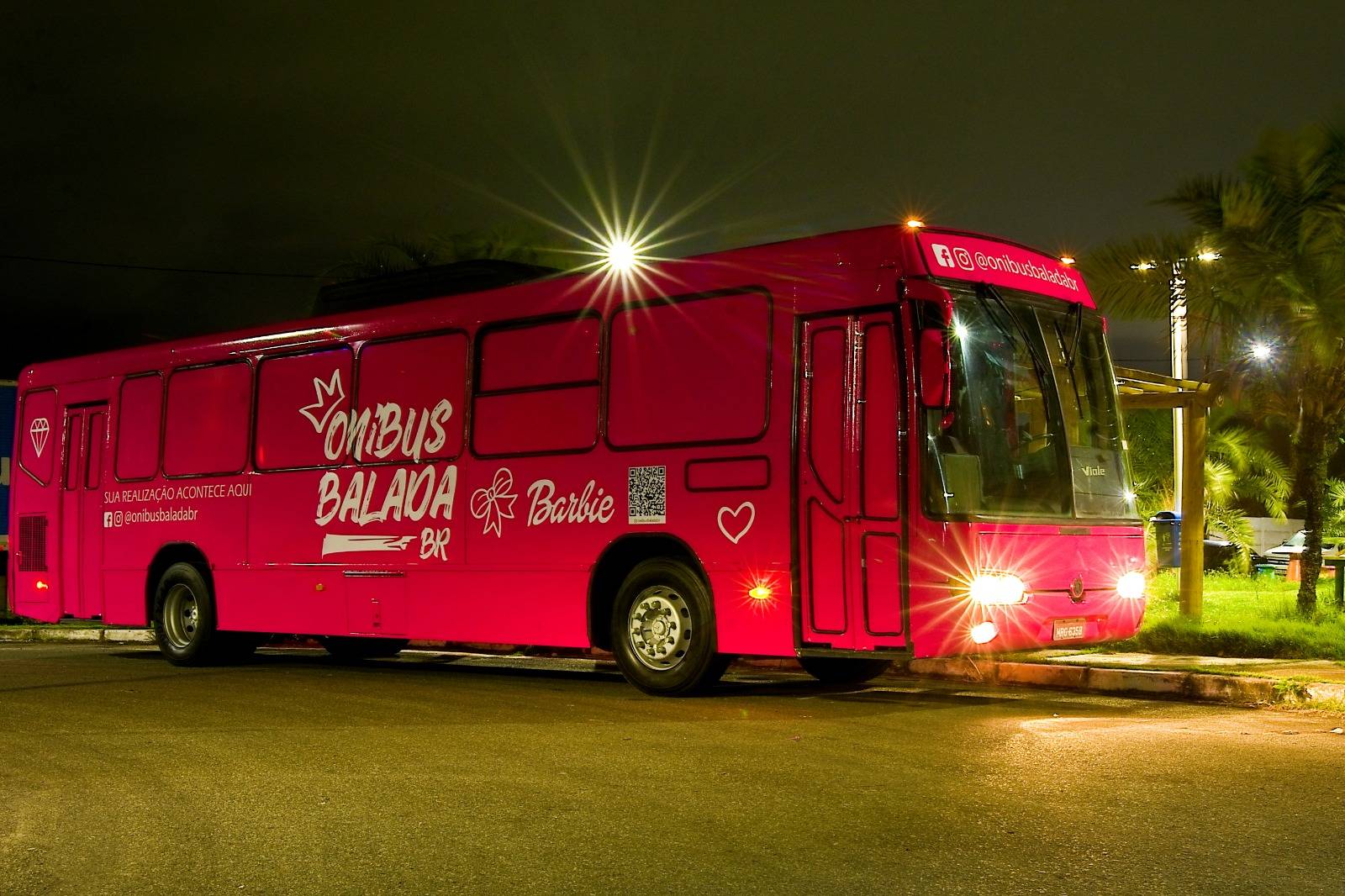 Ônibus 'Balada com a Barbie' chega a shopping de Lauro de Freitas