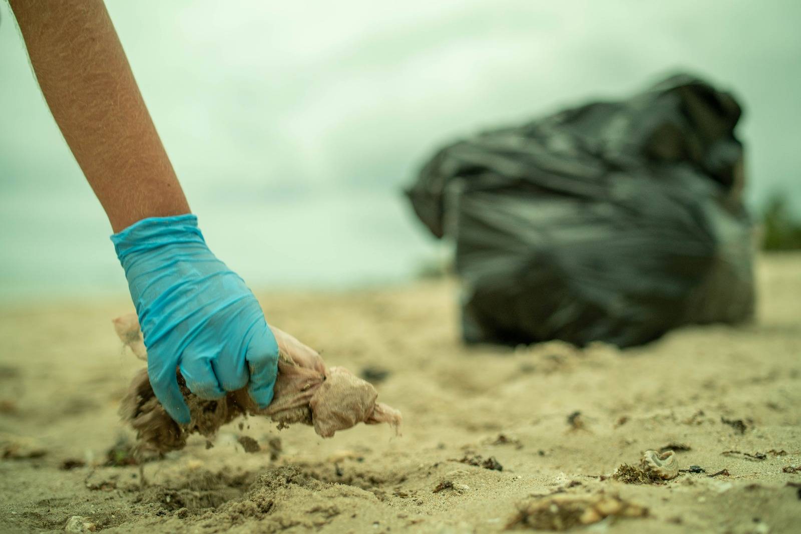 Projeto realiza ação de limpeza de praia da Ilha de Itaparica nesta quarta-feira (5)