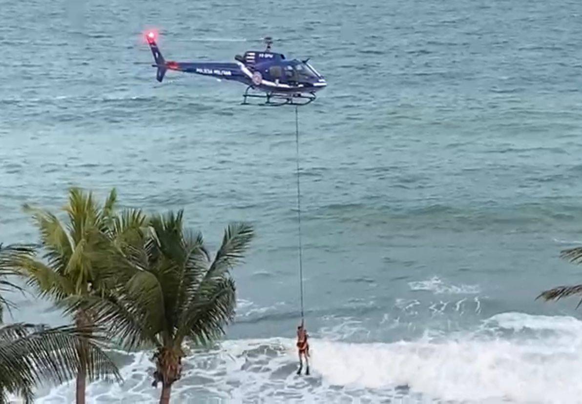 Banhistas são resgatados por helicóptero em mar com ondas gigantes no Rio Vermelho