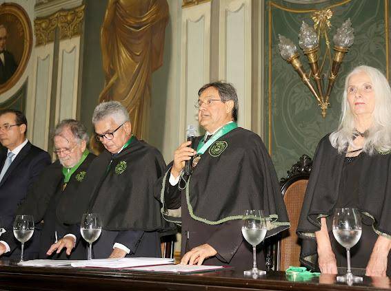 Academia de Medicina da Bahia celebra mudança de diretoria e posse de professor como Acadêmico Emérito