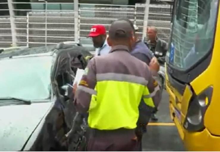 Motorista passa mal ao volante e fica machucado após colidir carro com ônibus, em Salvador