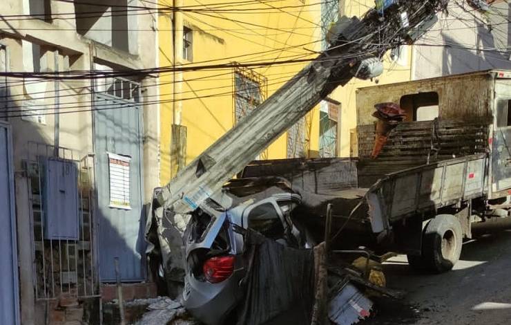 Caminhão desgovernado derruba poste e atinge carro em Salvador