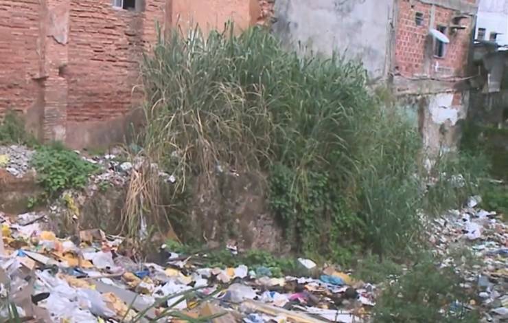 Moradores de Nazaré reclamam de acumulo de lixo após demolição de casarão no bairro