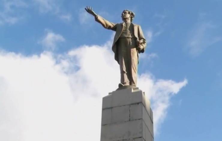 Monumento de Castro Alves é novamente alvo de vandalismo no Centro Histórico de Salvador