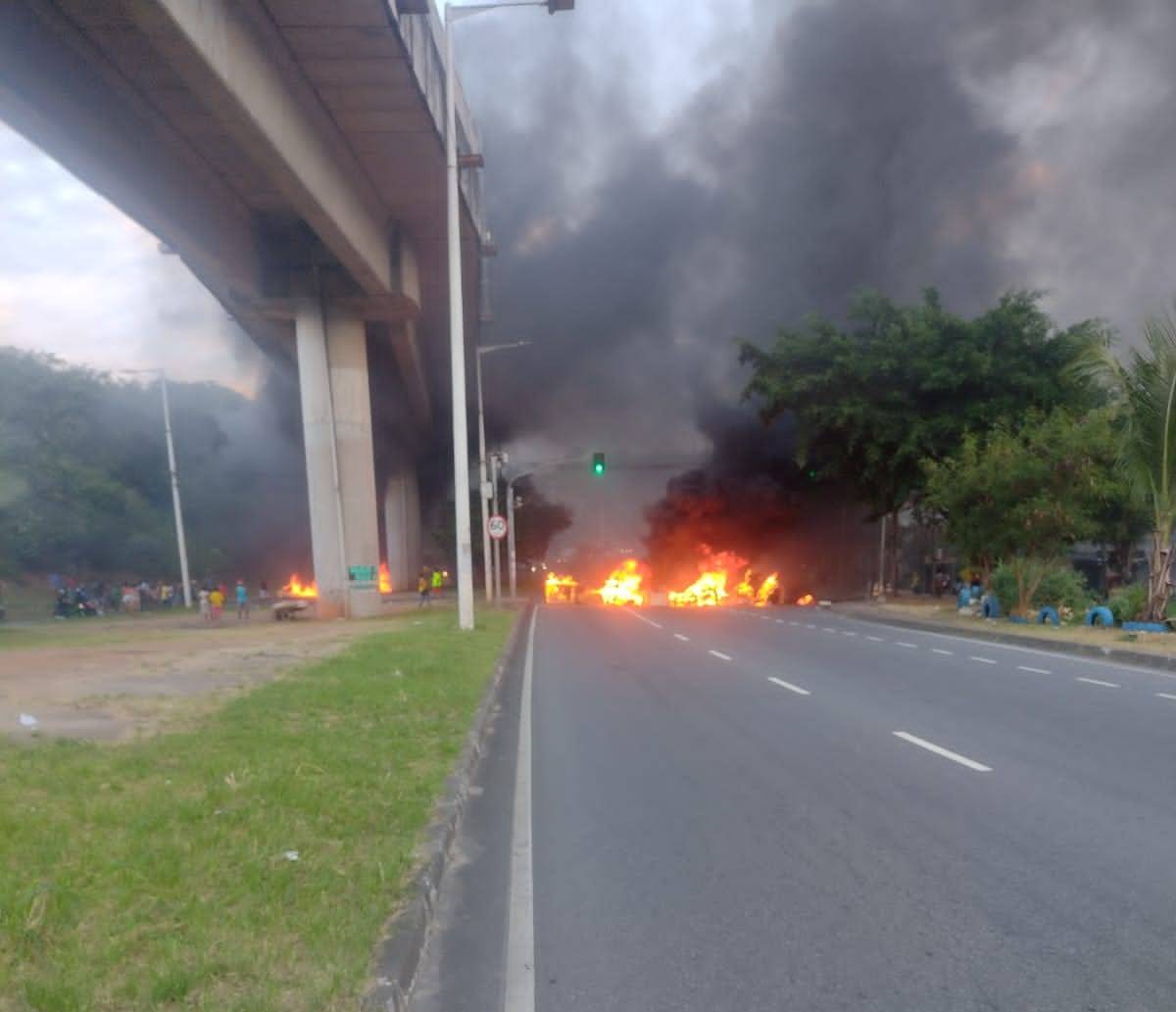 Protesto interdita os dois sentidos da Avenida Barros Reis nesta sexta-feira (21)