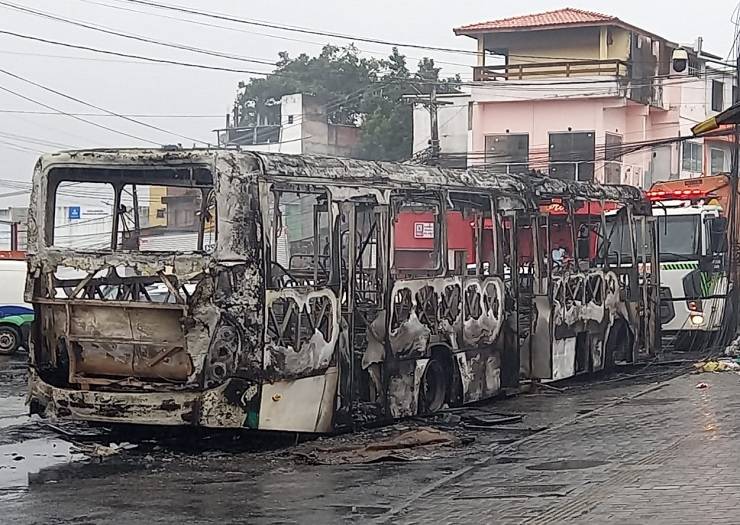 Criminosos queimam e apedrejam ônibus no bairro de Sussuarana, em Salvador