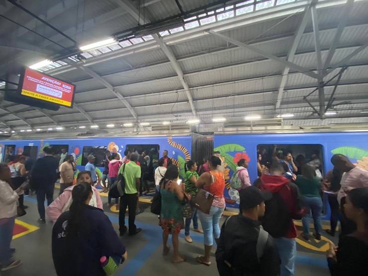 Usuários do Metrô de Salvador sofrem com paralisações em trechos da Linha 1