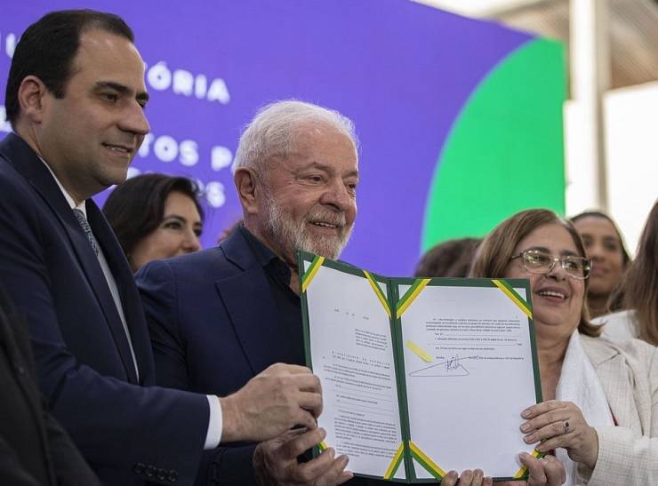 Lula sanciona lei que torna obrigatória a igualdade salarial entre homens e mulheres com mesma função