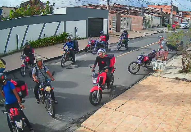 Polícia tenta localizar motociclistas que apedrejaram residência em Feira de Santana