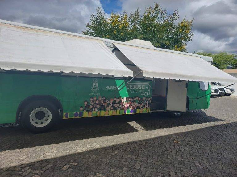 Ônibus itinerante presta atendimento jurídico em estacionamento de shopping, em Salvador