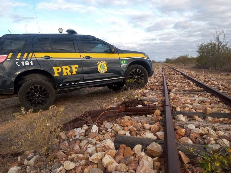 Fora da linha: dupla é presa furtando trilhos de trem em Juazeiro