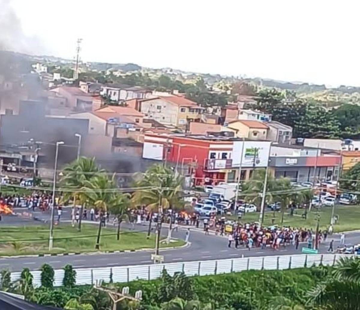 Familiares de criança morta em Lauro de Freitas protestam na Estrada do Coco