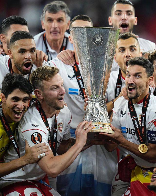 Atual campeão da Europa League, Sevilla coloca todo elenco à venda