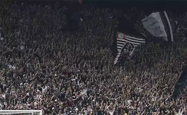 Por cantos homofóbicos da torcida, Corinthians é punido e vai jogar uma partida com portões fechados