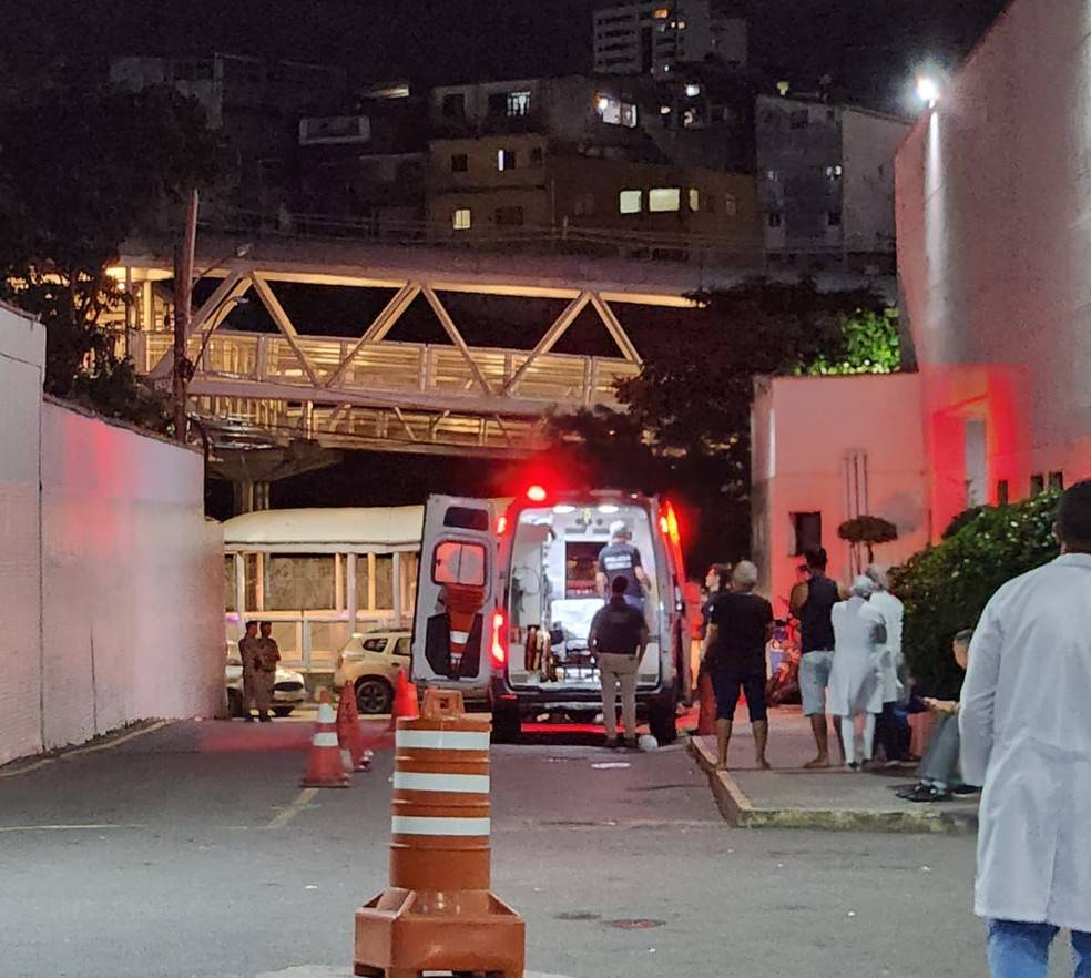 Jovem é morto a tiros em ambulância na Avenida ACM, em Salvador