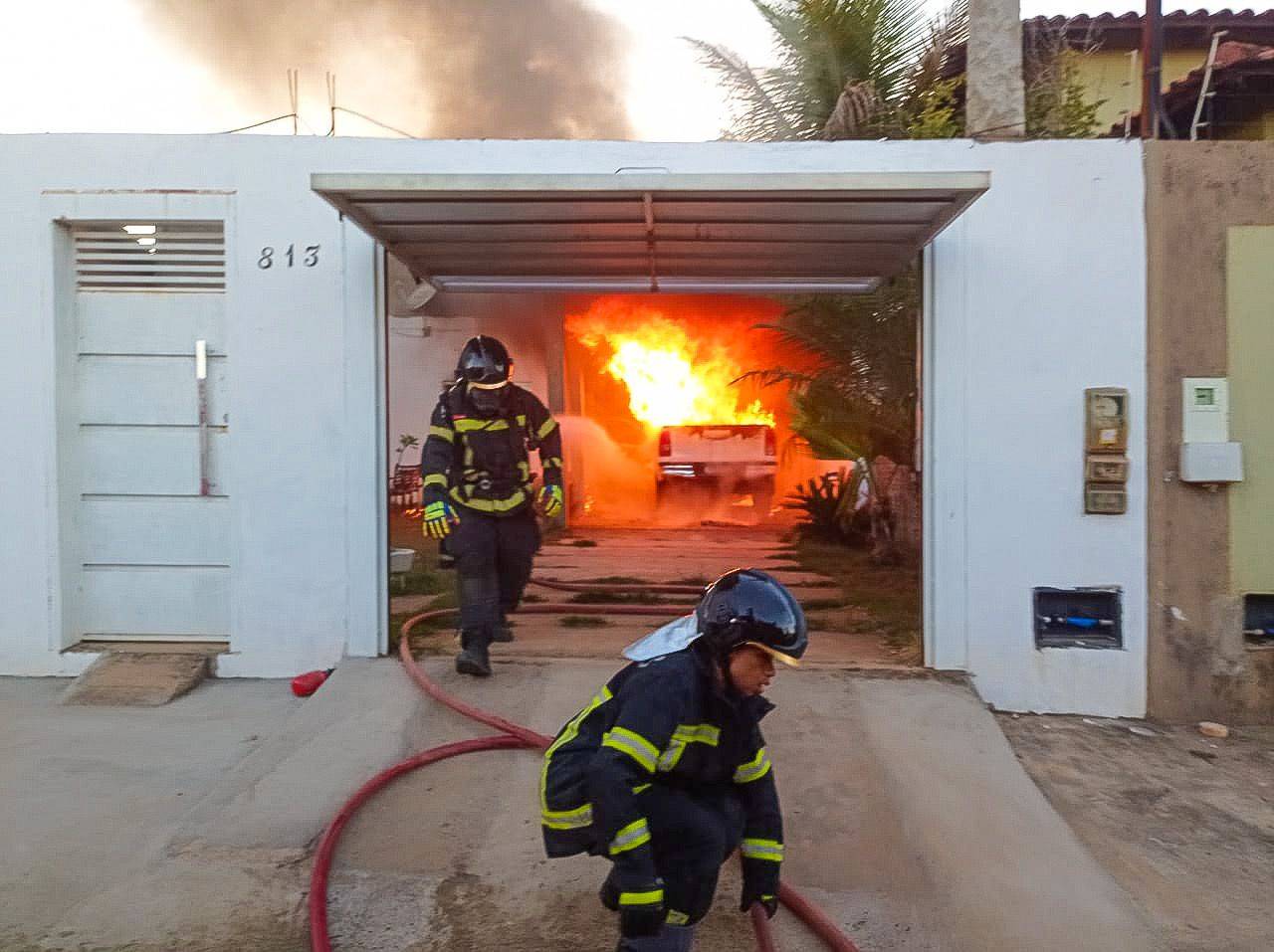 Bombeiros debelam incêndio em veículo na garagem da residência em Barreiras