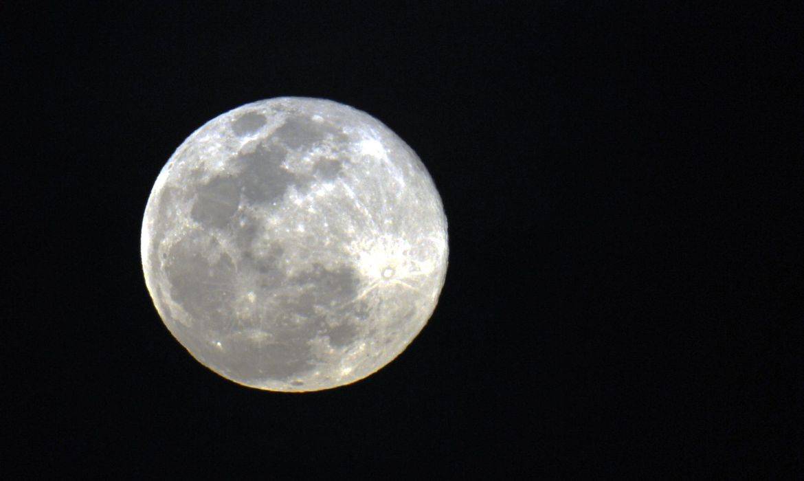 Quem vai ficar acordado? Noite desta quarta-feira (30/8) terá Superlua Azul