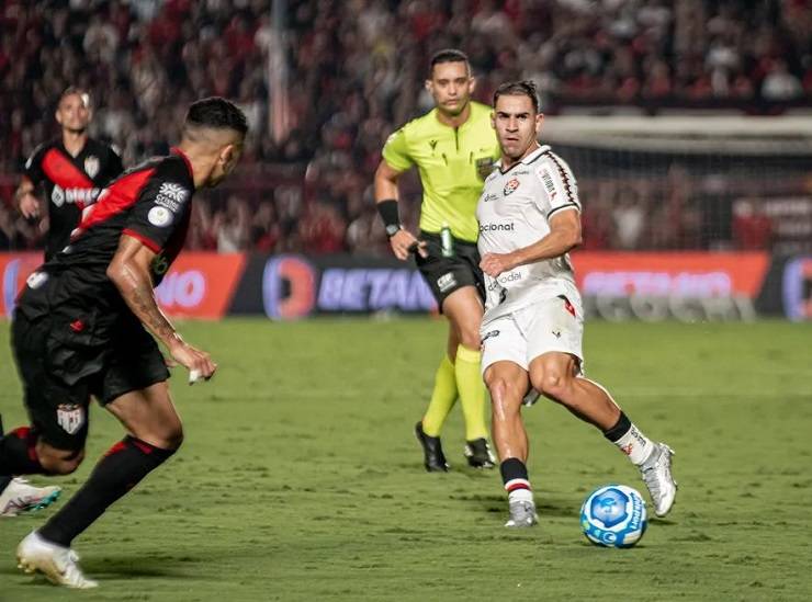 Segue o líder! Com um jogador a menos, Vitória empata com o Atlético-GO