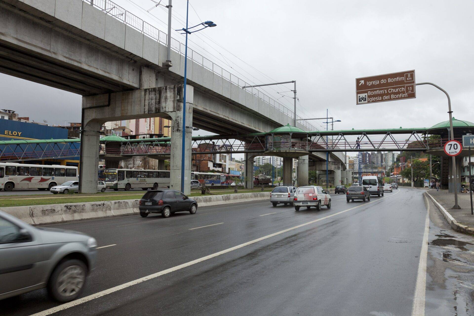 Corpo com marcas de tiros é encontrado em passarela na Avenida Bonocô, em Salvador