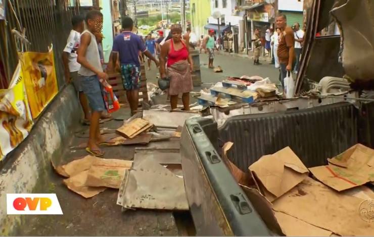 Moradores trocam socos enquanto roubam carga de caminhão que tombou em São Caetano; assista