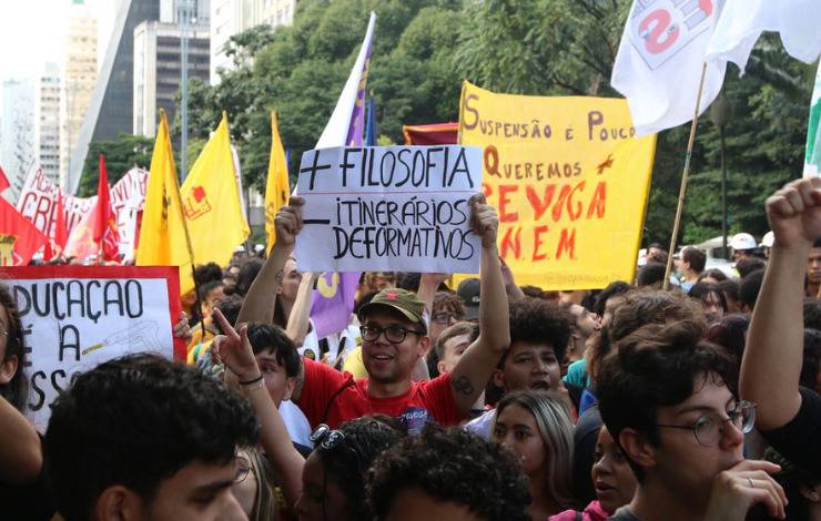 Mobilizações por melhorias na educação marcam Dia do Estudante no Brasil