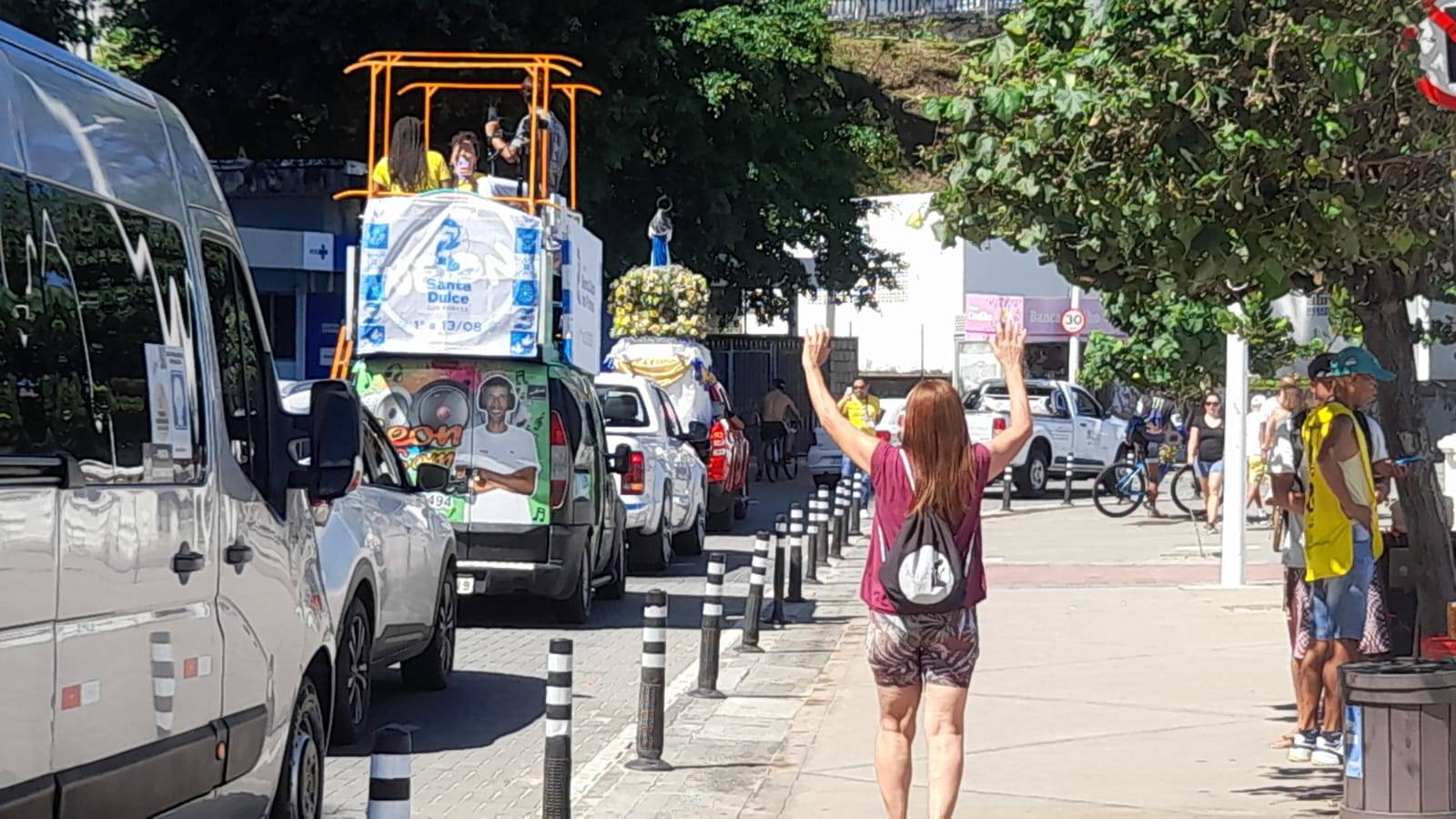 Seguindo comemorações, imagem de Santa Dulce passeia por bairros de Salvador