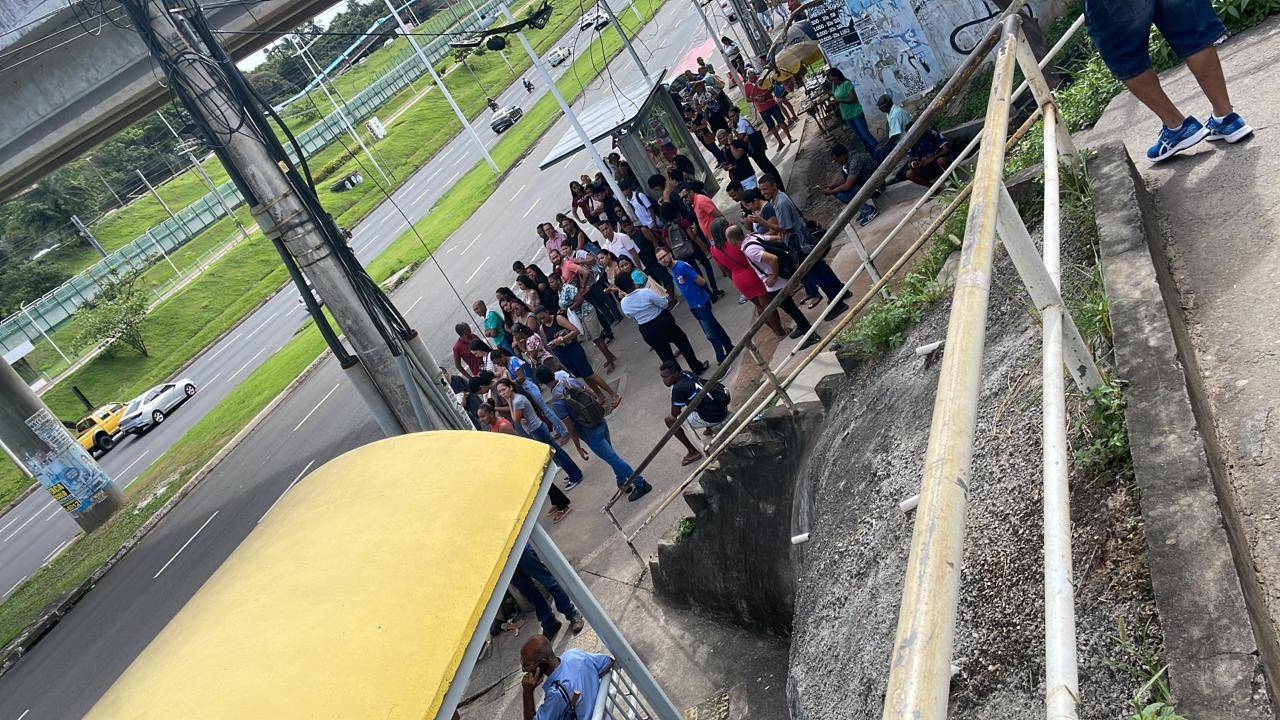 Metrô evacuado, semáforos desligados e pontos de ônibus lotados; veja as consequências do 'apagão' em Salvador