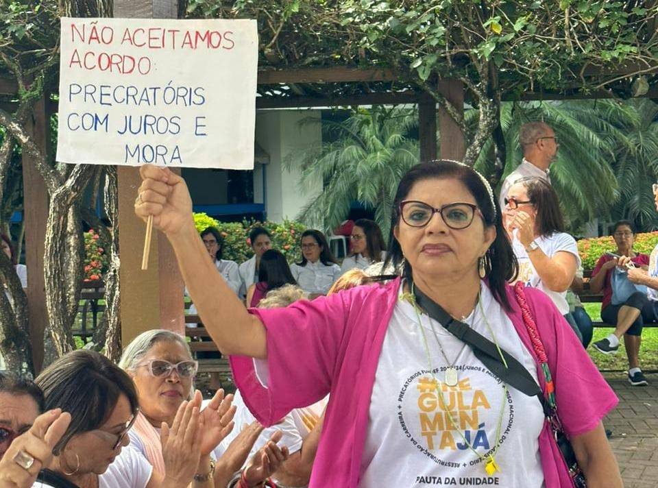 Em assembleia, professores da rede estadual aprovam paralisação das atividades