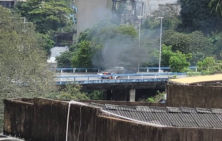 Carro em chamas bloqueia acesso ao Vale de Nazaré; veja