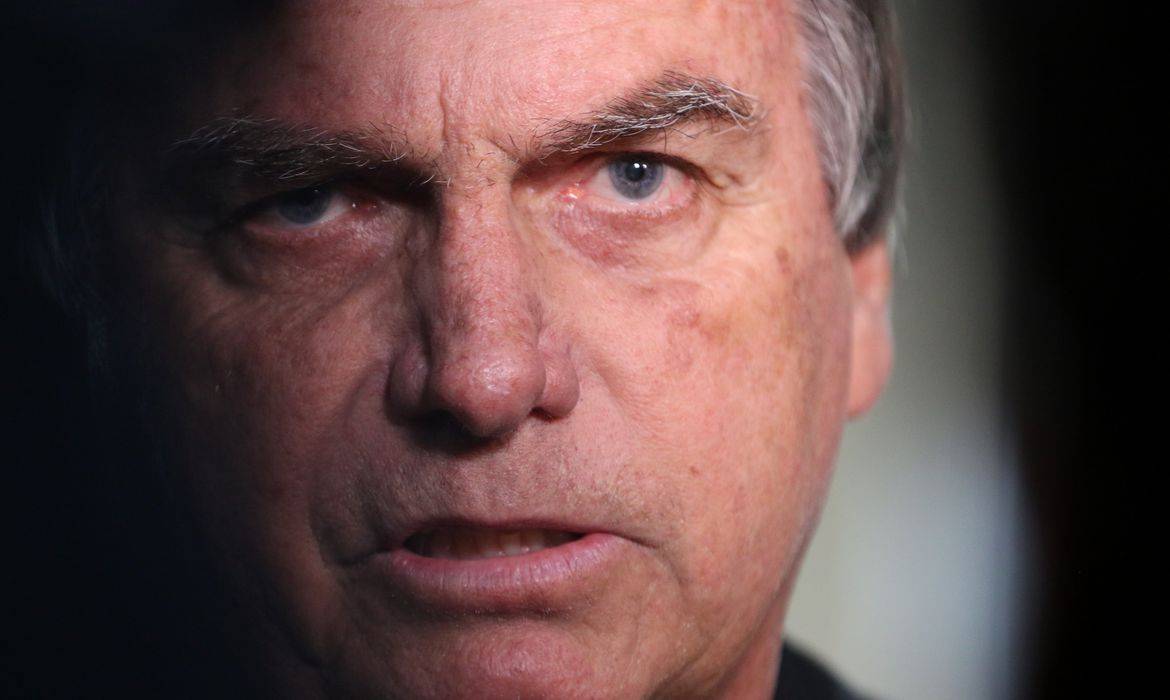 Hacker liga Bolsonaro a grampo, promessa de indulto e ação para forjar ataque às urnas