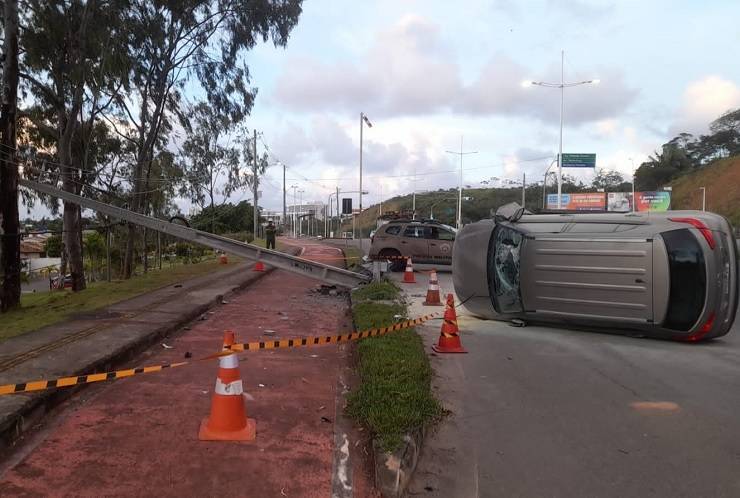 Carro bate em poste e capota na Avenida Orlando Gomes, em Salvador