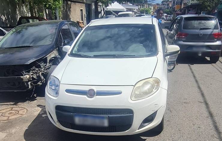 Adolescente é apreendido quando conduzia carro roubado, no bairro de Itapuã