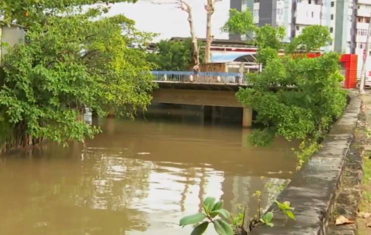 Esgotos irregulares deixam 14 praias impróprias para banho em Salvador