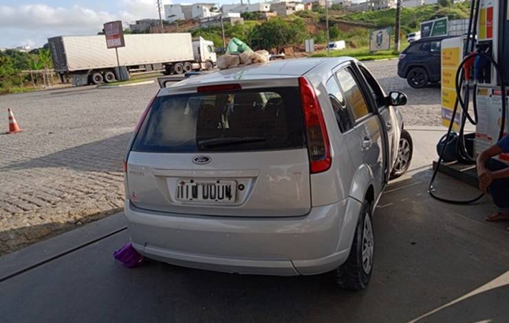 Com criança no carro, homem foge da PRF e bate em bomba de posto de gasolina