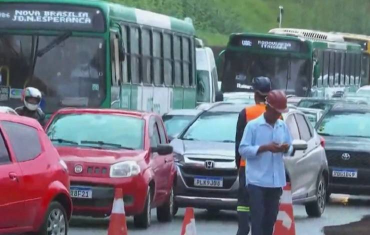 Formação de cratera deixa trânsito congestionado na Avenida Juracy Magalhães