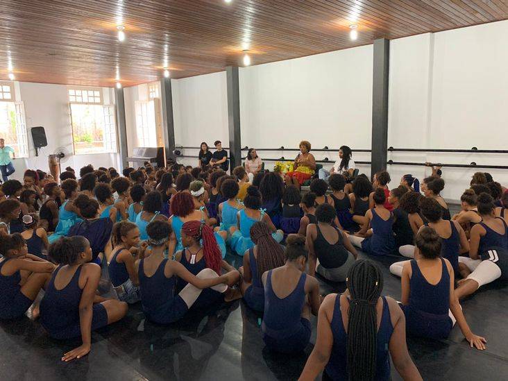 Cortejo artístico pedagógico "Sob o Sol da Liberdade” da comunidade da Escola de Dança da FUNCEB