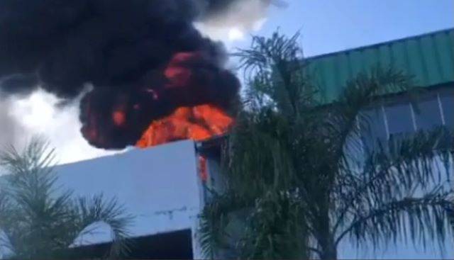 Bombeiros debelam fogo em Fábrica de refrigerantes em Alagoinhas