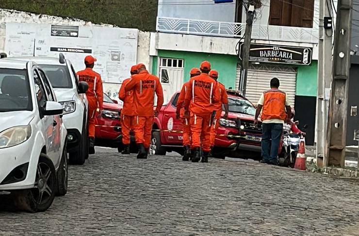 Após temporal, Defesa Civil e Bombeiros buscam minimizar riscos à população de Itapetinga