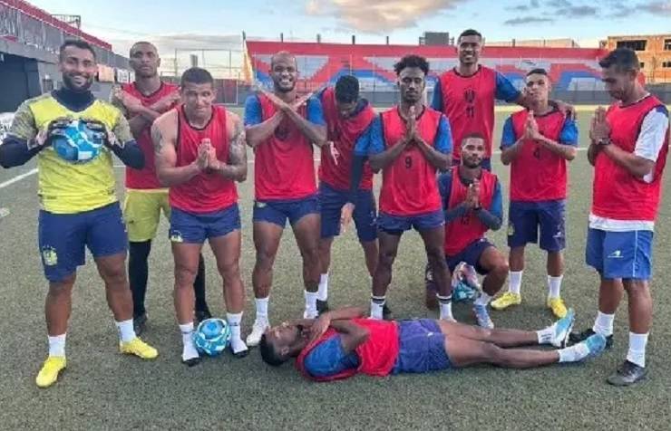 Adversários do Bahia de Feira postam foto que simula velório, em campo onde Deon morreu