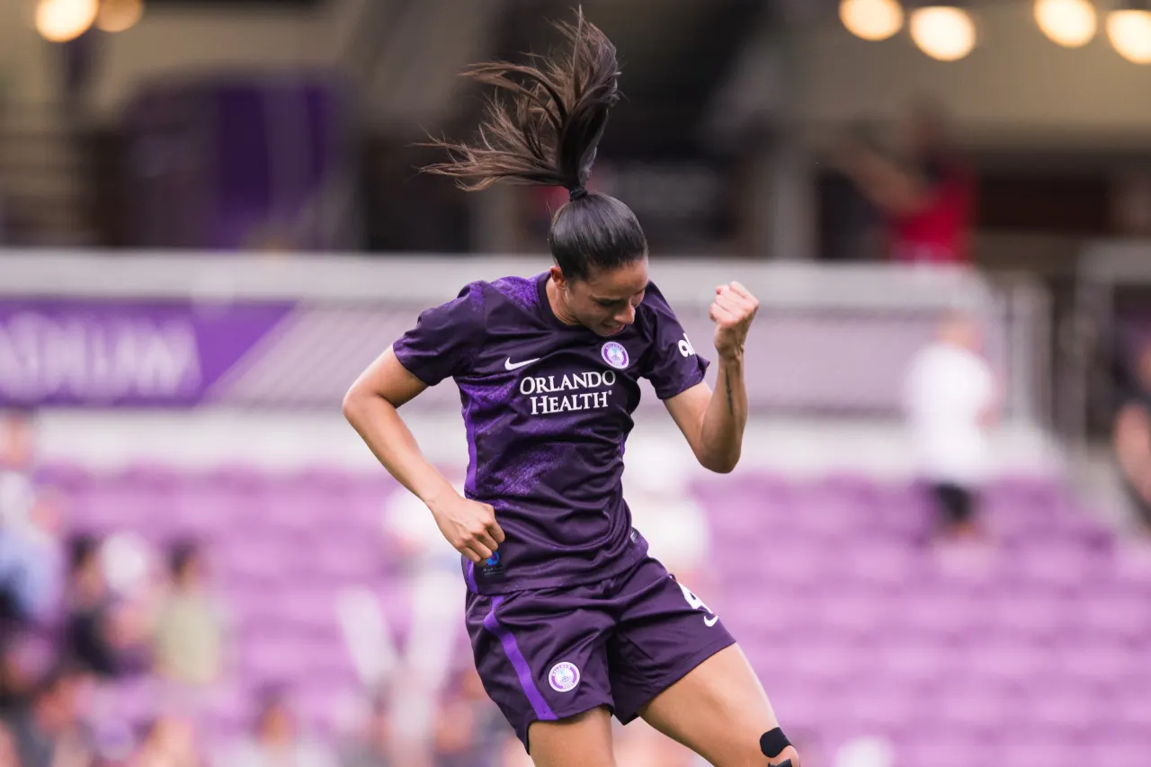 Em estreia pelo Orlando Pride, Rafaelle marca gol e lidera equipe em goleada