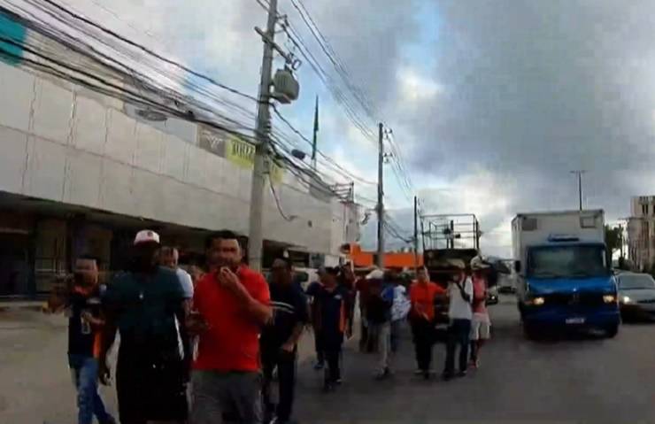 Rodoviários que atuam na RMS fazem manifestação na Estrada do Coco