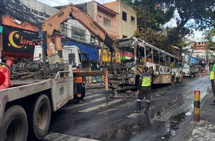 Criminosos saqueiam passageiros e ateiam fogo em ônibus no bairro de São Marcos