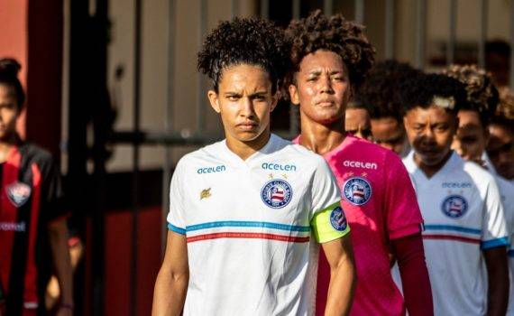 Zagueira do Bahia celebra triunfo contra o Vitória no primeiro jogo das finais do Baianão Feminino