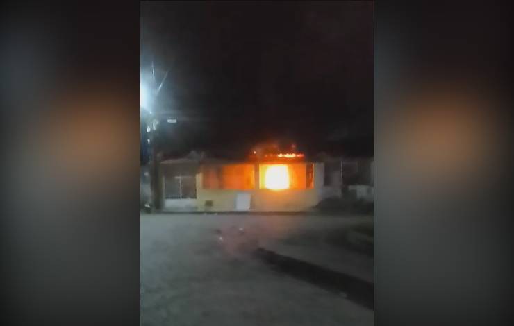 Homem ateia fogo em casa de companheira após briga do casal; veja vídeo